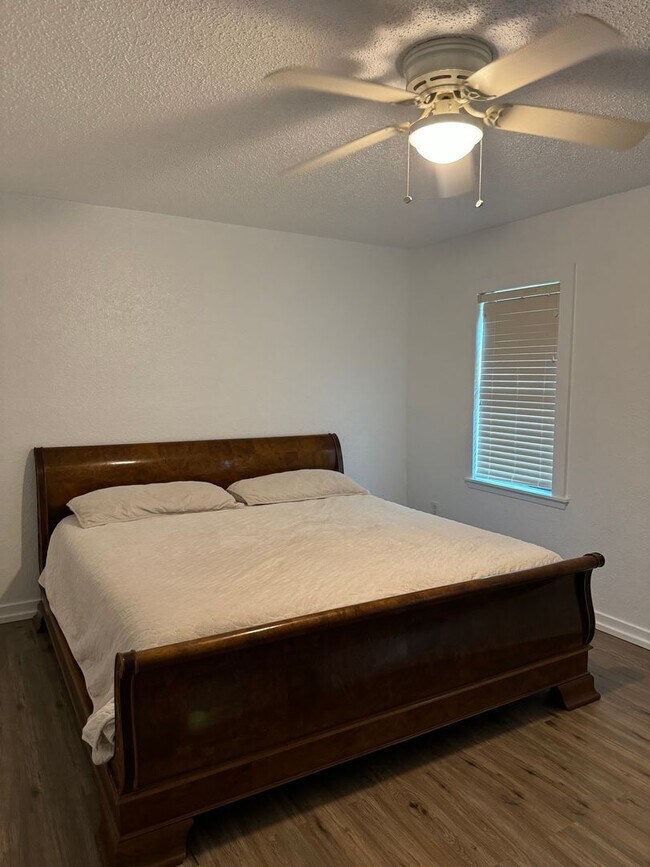 Building Photo - Fully furnished townhome for rent