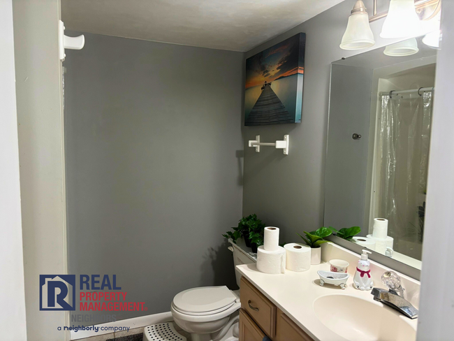 Building Photo - Three Bed, Two Bath Furnished Home Availab...