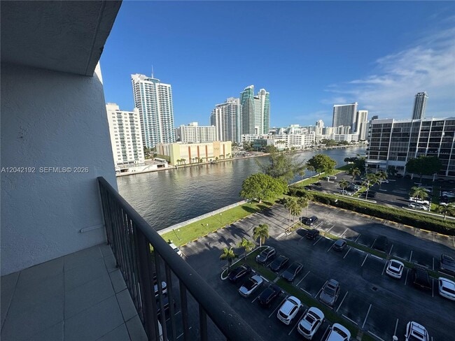 Building Photo - 800 Parkview Dr