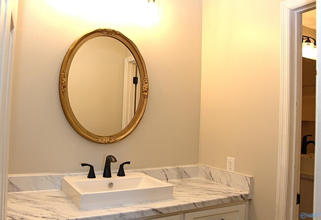 Building Photo - 101 Cresent Circle