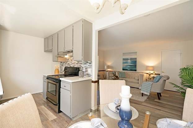 Building Photo - 323 Streamwood-