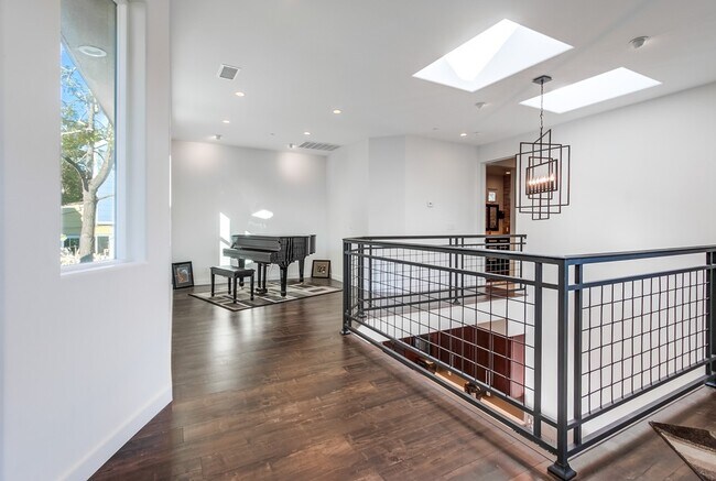 Building Photo - 28548 Meadow Glen Way W