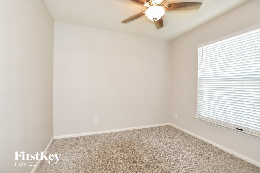 Building Photo - 516 Aqueduct Dr