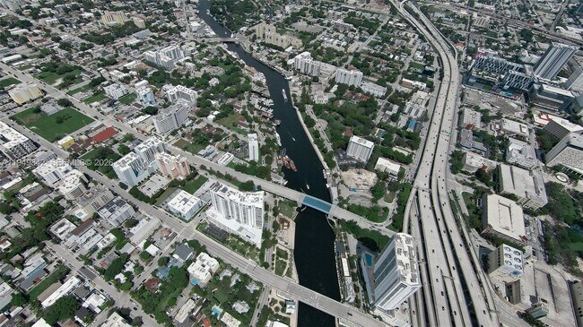 Building Photo - 10 SW South River Dr