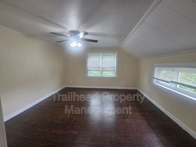 Building Photo - 3115 S Forest Ave