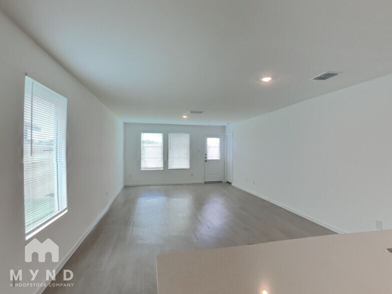 Building Photo - 213 Poplar Pl