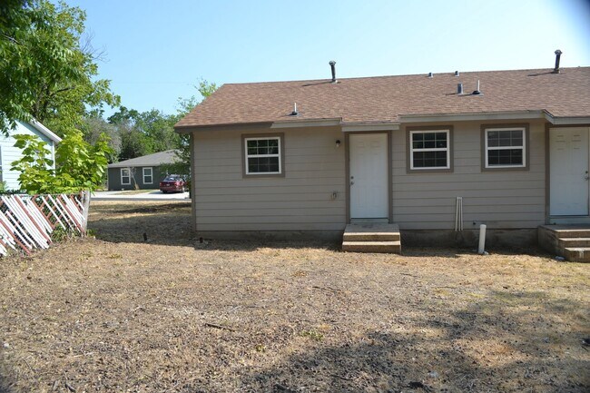 Building Photo - Renovated 1 bedroom 1 bath duplex!! Don't ...
