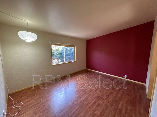 Building Photo - 554 Sanford Ave