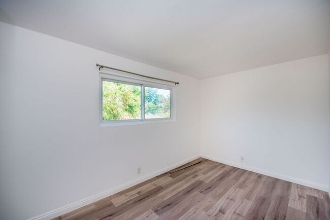 Building Photo - Charming Coastal Retreat - Newly Remodeled!