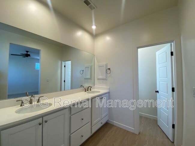 Building Photo - 767 W Scarlet Hill Dr