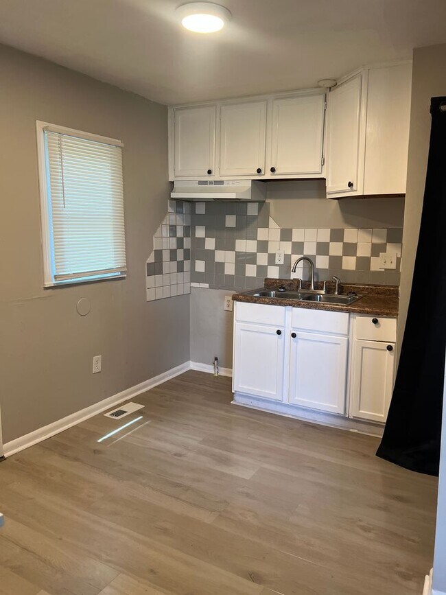Building Photo - A beautiful newly renovated 3 Bed, 1 full ...