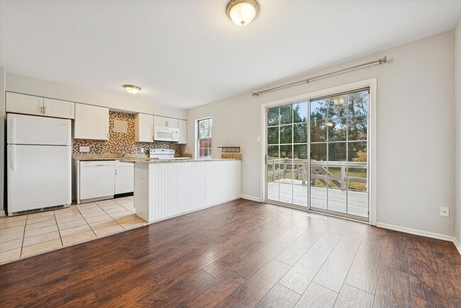 Building Photo - Available Now – Beautifully Updated 3 Bedr...