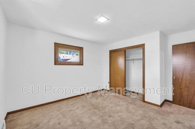 Building Photo - 1702 Golfview Dr