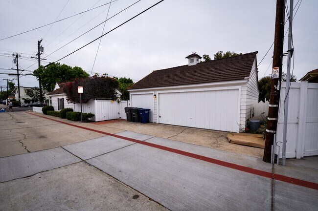 Building Photo - Beautiful 4 bedroom, 3 bath house. Available end of March. Long Term Unfurnished Rental!