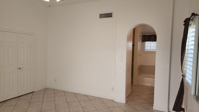Building Photo - 3 Bedroom Home in Westbank Estates Near E ...