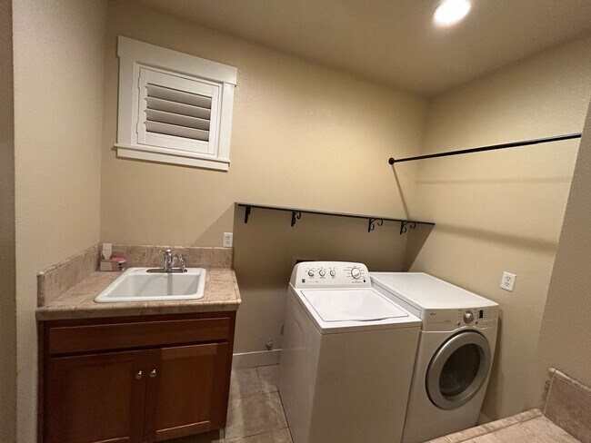 Building Photo - 2610 E 20th St