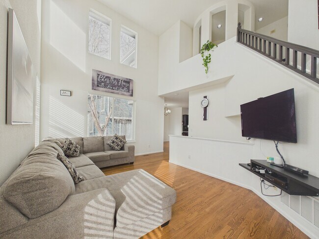 Building Photo - 2899 Woodbriar Dr