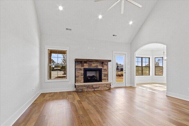 Building Photo - NEW Move in Ready Home!