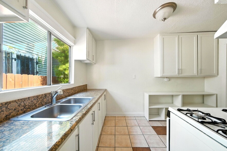 Building Photo - 3305 W 27th St