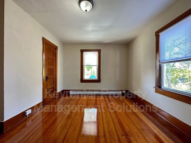 Building Photo - 304 Straith St