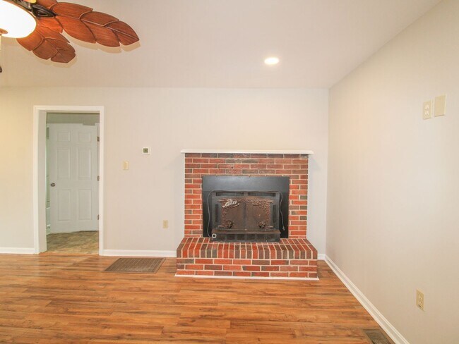 Building Photo - Rental with Country Setting!