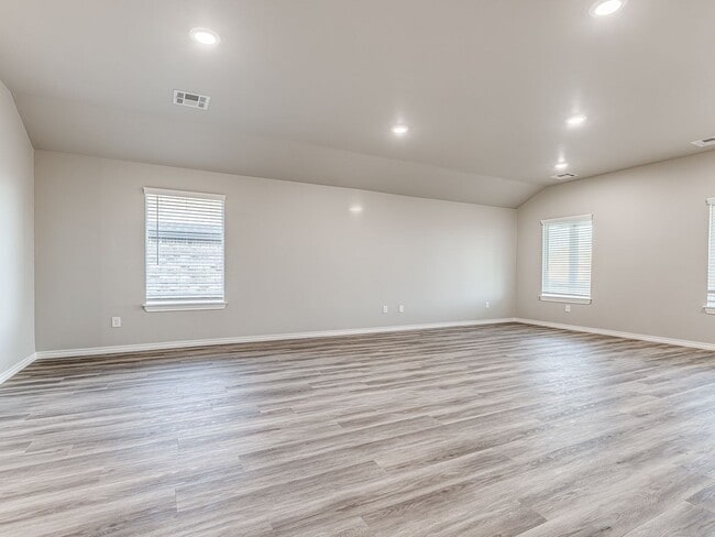 Building Photo - Newer home only minutes away from Paycom, Falling Springs Addition + Greenbelt lot + Deer Creek S...