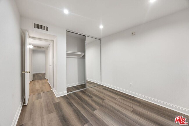 Building Photo - 18350 Hatteras St