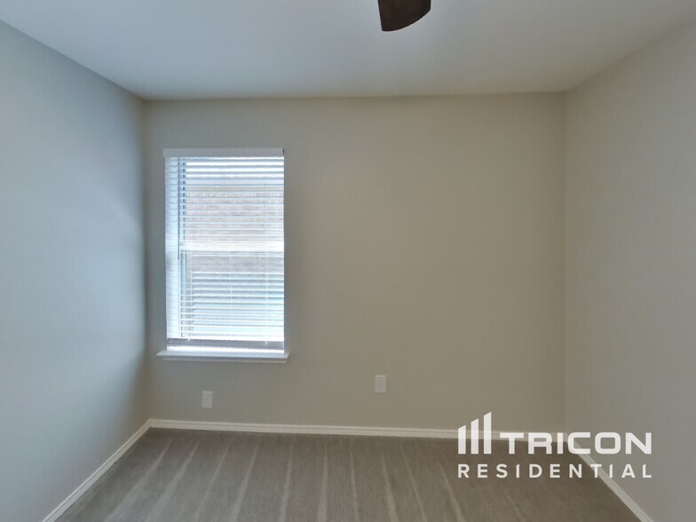 Building Photo - 745 Buffalo Springs Dr