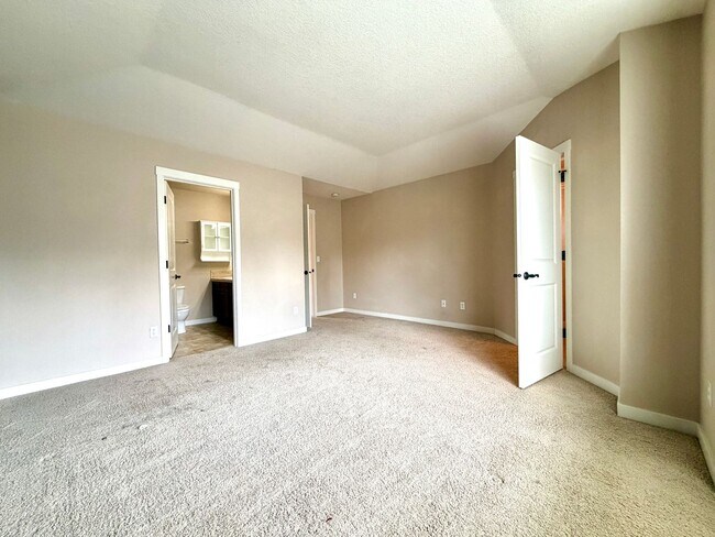 Building Photo - Sophisticated Beaverton Townhome with Mult...