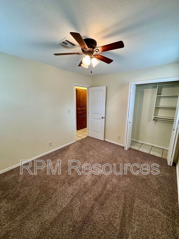 Building Photo - 440 E Carson Ln