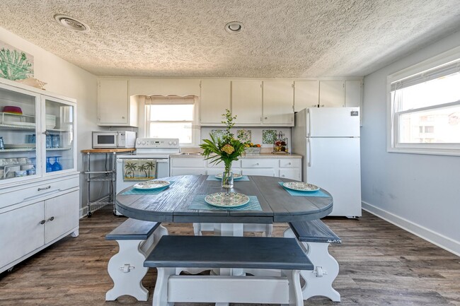Building Photo - FURNISHED OFF-SEASON MONTHLY RENTAL-STARTI...