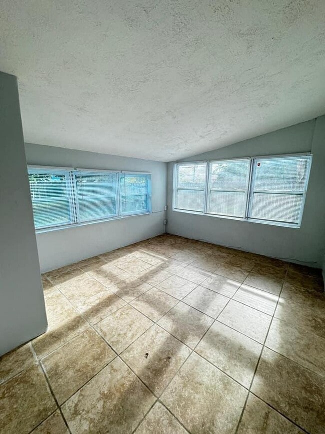 Building Photo - 350 Cypress Dr