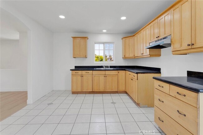 Building Photo - 348 W 83rd St