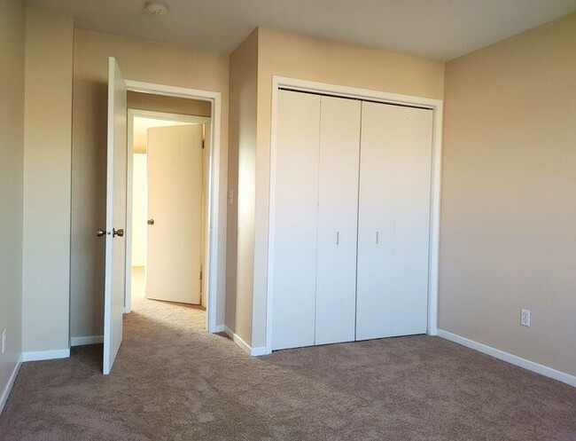 Building Photo - $1,395 | 2 Bedroom + Bonus Room, 1.5 Bathr...