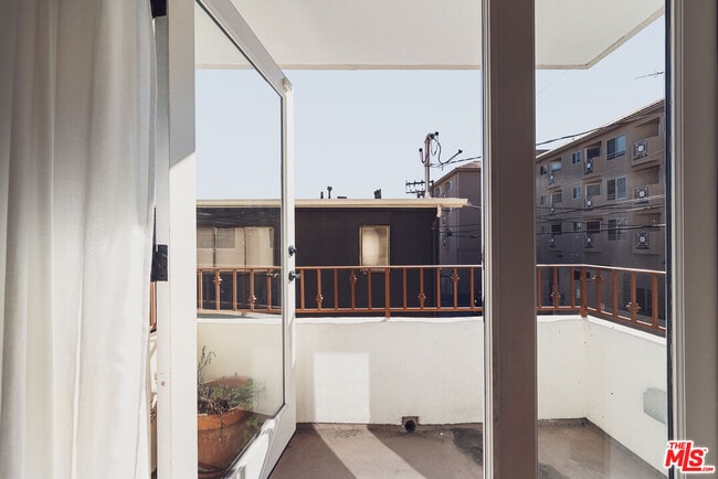 Building Photo - 844 3rd St