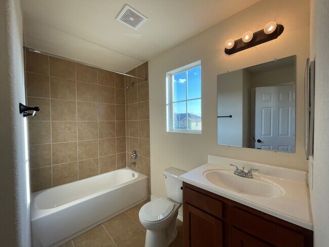 Building Photo - Town home for rent