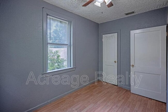 Building Photo - 1526 W 22nd St