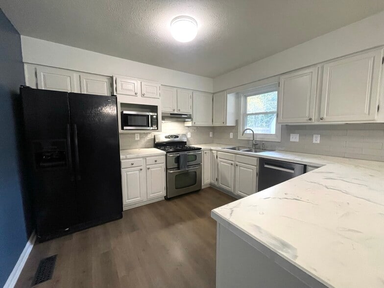 Building Photo - 8733 Hanover Dr