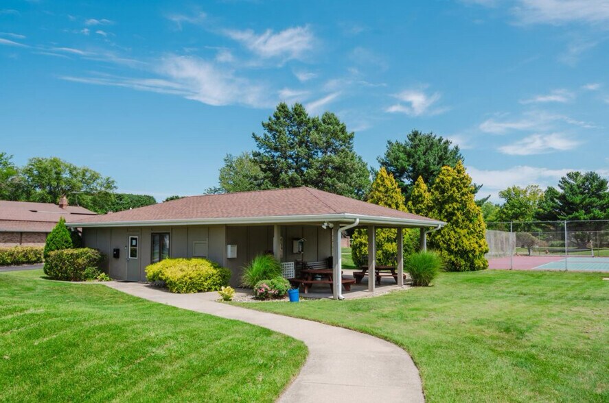 Clubhouse - 2511 Dover Ln