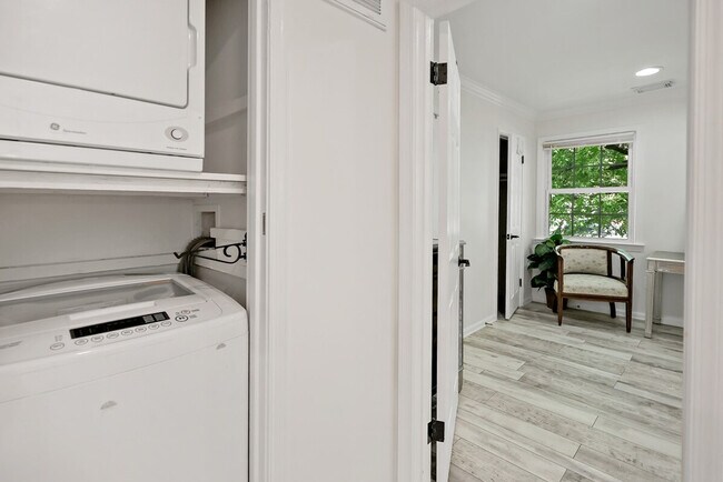 Building Photo - 321 Senate Ct