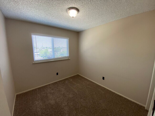 Building Photo - North Visalia Townhome Available Now