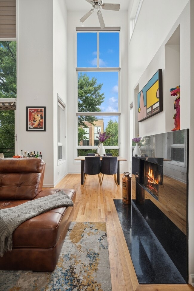 Building Photo - 885 N Hermitage Ave