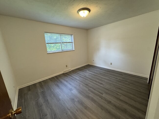 Building Photo - Main-Level 2 Bedroom 1 Bath Apartment Magic You’ll Love Coming Home To!