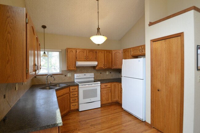Building Photo - Mountain Shadows 3 Bedroom home with AC