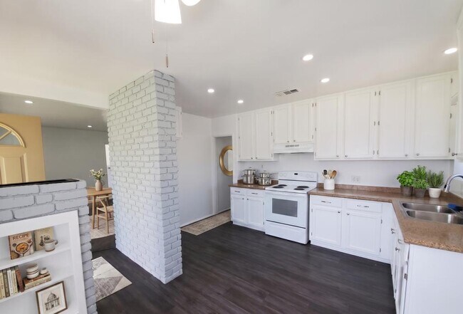 Building Photo - 15552 Cornuta Ave