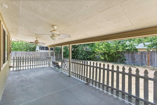 Building Photo - 2701 Peach Tree Ln