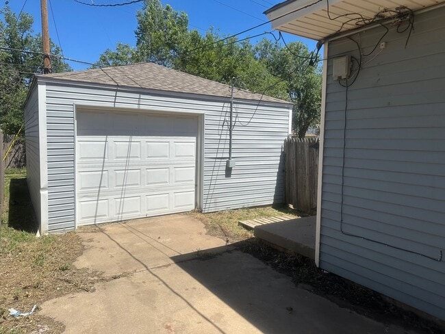 Building Photo - Great spacious 3 bedroom 2 bath in Wolflin!