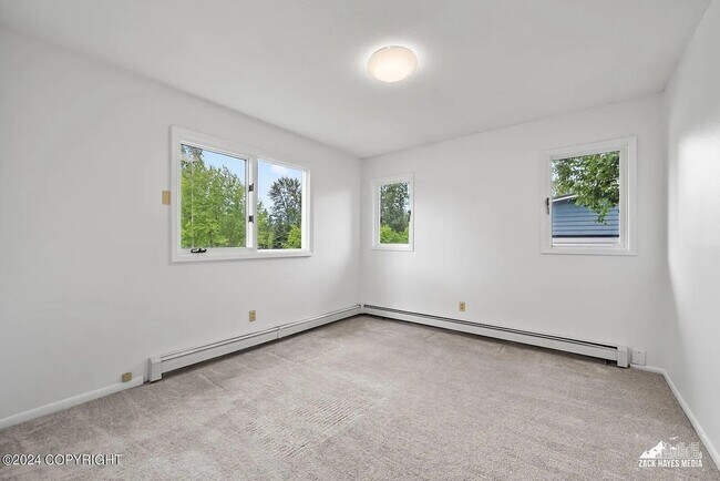 Building Photo - Newly Updated 4 Bedroom UMED Home!