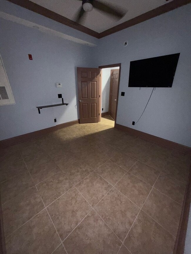 Building Photo - 2 bedroom/3 bath Townhome with extra room/...