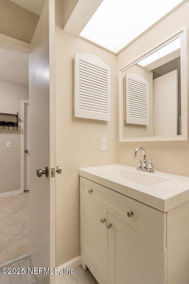 Building Photo - 11060 Wandering Oaks Dr